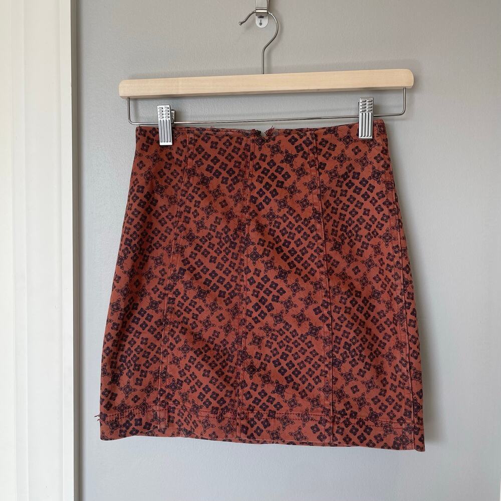 Free People Boho Geometric Stretch Mini Skirt Rust / Black Seamed sz 0 - Picture 3 of 9